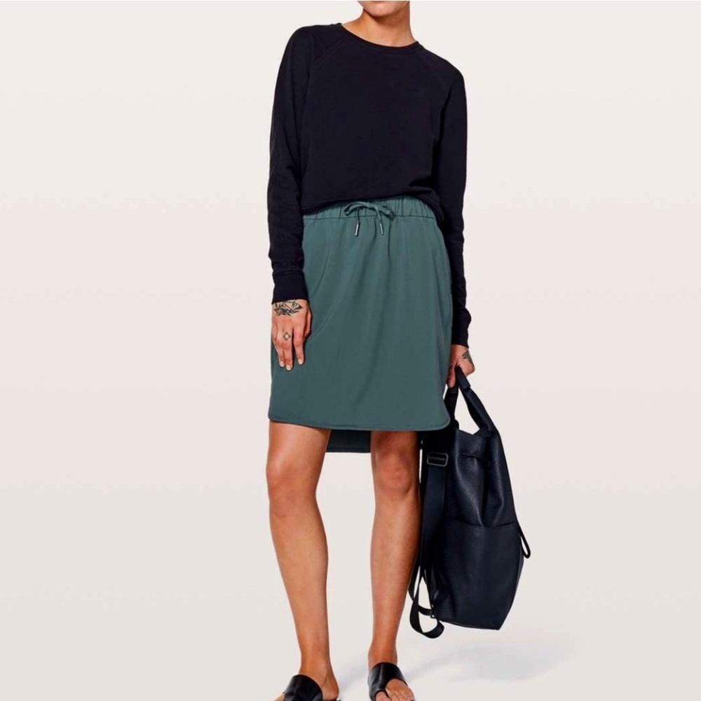 Lululemon Women’s On The Fly Skirt 21" Gravity Green Travel Commute Size 6